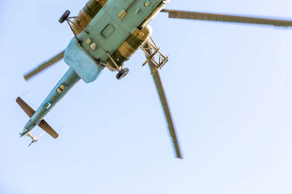 Askeri helikopter tatbikat sırasında uçuyor ve askeri bir gösteri yapıyor. — Stok fotoğraf