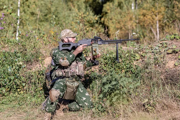 Különleges erők, katona támadás puska hangtompítóval, optikai elől. mögött lesben vár — Stock Fotó