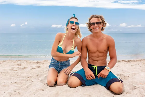 Portrait de jeune couple amoureux à la plage et appréciant le temps passé ensemble. Jeune couple s'amusant sur une côte sablonneuse . — Photo