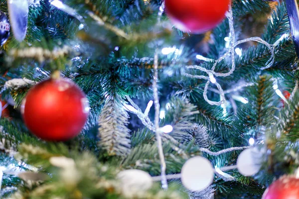 Árbol de Navidad con juguetes rojos. Concepto Año Nuevo fondo celebración. Foto de primer plano del árbol de Navidad decorado con juguetes rojos — Foto de Stock