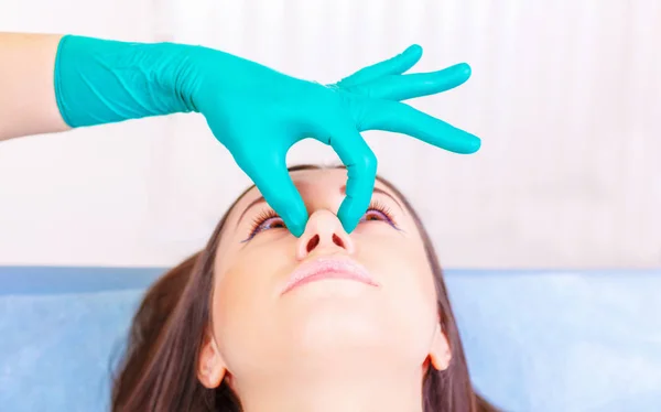 Cosmetisch chirurg examencommissie vrouwelijke klant in clinik voordat plast — Stockfoto