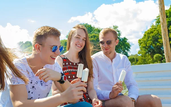 Grupo de amigos sorridentes com sorvete ao ar livre — Fotografia de Stock