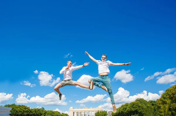 Dos chicos están flotando en el aire — Foto de Stock