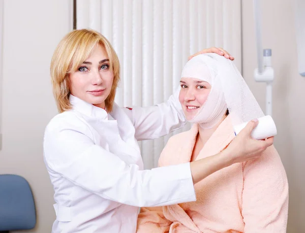 Dokter maakt een verband op hoofd patiënt in de kliniek — Stockfoto