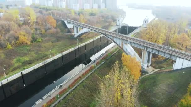 Шлюз Гейтс на реке. Вид с воздуха на речные ворота. Строительство речных шлюзов, шлюзов для воды. Судоходный канал . — стоковое видео