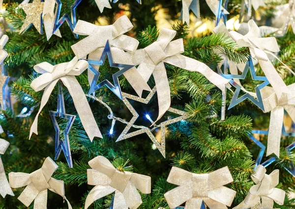 Albero di Natale con fiocchi lucenti. Concetto sfondo celebrazione di Capodanno. Foto primo piano dell'albero di Natale decorato con fiocchi lucenti — Foto Stock