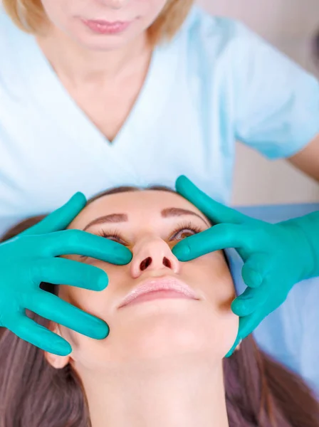Cosmetisch chirurg examencommissie vrouwelijke klant in clinik voordat plast — Stockfoto