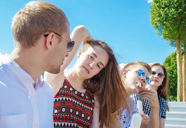 Grupo de amigos sorridentes com sorvete ao ar livre — Fotografia de Stock