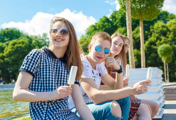 Grupo de amigos sorridentes com sorvete ao ar livre — Fotografia de Stock