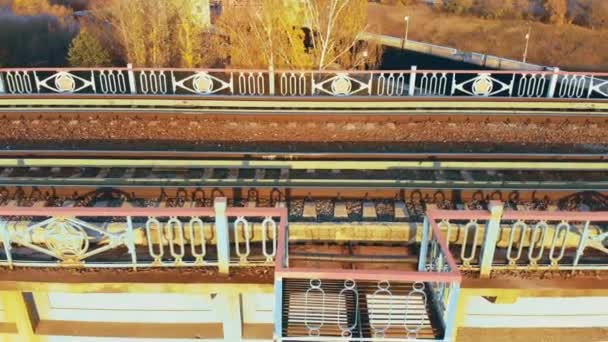 Αεροφωτογραφία του σιδηροδρομική γέφυρα πάνω από τον ποταμό. Σιδηροδρόμου. Βαριά βιομηχανία. Βιομηχανική εννοιολογική σκηνή. Το Top view. — Αρχείο Βίντεο