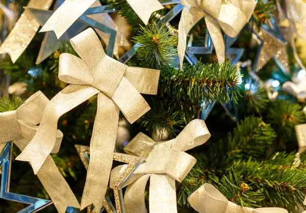 Árbol de Navidad con arcos brillantes. Concepto Año Nuevo fondo celebración. Foto de primer plano del árbol de Navidad decorado con arcos brillantes — Foto de Stock