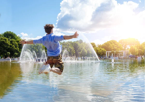 男が空気噴水を背景に浮かんでいます。. — ストック写真