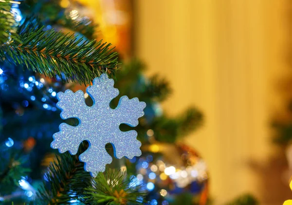 Árbol de Navidad con juguetes de Navidad. Concepto Año Nuevo fondo celebración. Foto de primer plano del árbol de Navidad decorado con juguetes de Navidad — Foto de Stock