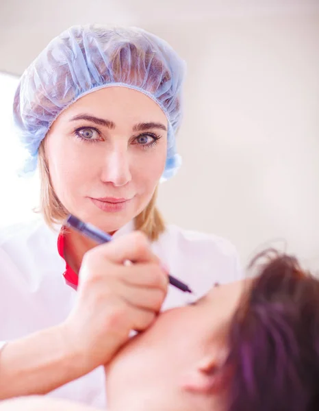 Chirurg vrouwelijk gezicht voordat de werking corrigeren — Stockfoto
