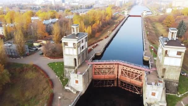 Schleusentore am Fluss. Luftaufnahme Flusstor. Schleusenbau, Wasserdurchlass. Schifffahrtsweg. — Stockvideo