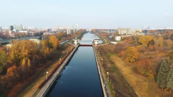 Schleusentore am Fluss. Luftaufnahme Flusstor. Schleusenbau, Wasserdurchlass. Schifffahrtsweg. — Stockvideo