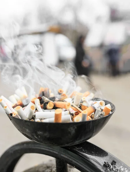 Colillas de cigarrillos en el cenicero. Cerca de montón de muchos cigarrillos que fuman tocones, colillas de cigarrillos en el cenicero — Foto de Stock