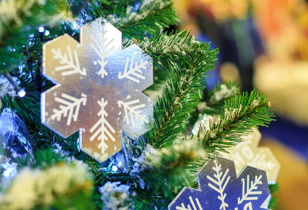 Árvore de Natal com brinquedos de Natal. Conceito fundo celebração de Ano Novo. Closeup foto da árvore de natal decorada com brinquedos de Natal — Fotografia de Stock