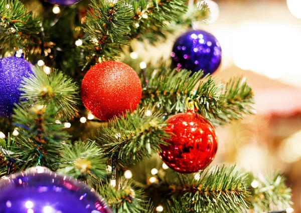 Árvore de Natal com brinquedos vermelhos. Conceito fundo celebração de Ano Novo. Closeup foto da árvore de natal decorada com brinquedos vermelhos — Fotografia de Stock