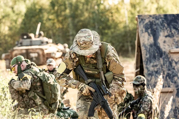 Mesterlövész csapat nagy kaliberű, mesterlövész puska, lövészet ellenséges célok a sor-ból menedék, lesben ül a fegyveres — Stock Fotó