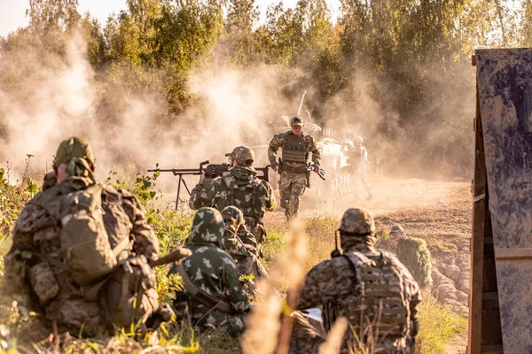 Équipe de tireurs embusqués armés d'un fusil de gros calibre, tirant sur des cibles ennemies à distance de l'abri, assis dans une embuscade — Photo