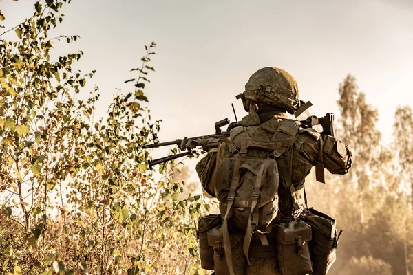 Scharfschütze Bewaffnet Mit Großkaliber Scharfschützengewehr Schießen Auf Feindliche Ziele Aus — Stockfoto