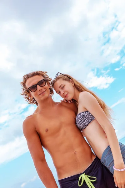 Portrait de jeune couple amoureux à la plage et appréciant le temps passé ensemble. Jeune couple s'amusant sur une côte sablonneuse . — Photo