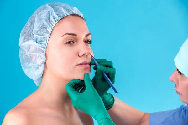 Cosmetisch Chirurg Examencommissie Vrouwelijke Client Office Arts Controleren Womans Gezicht — Stockfoto
