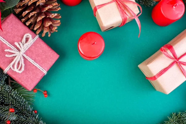 Composición navideña. Decoraciones de Navidad verde, ramas de abeto con juguetes cajas de regalo sobre fondo verde. Plano, vista superior, espacio para copiar — Foto de Stock