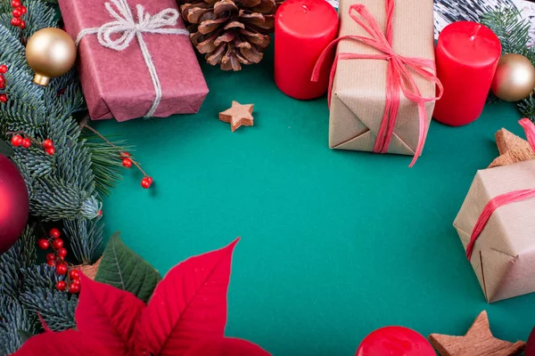 Composición navideña. Decoraciones de Navidad verde, ramas de abeto con juguetes cajas de regalo sobre fondo verde. Plano, vista superior, espacio para copiar — Foto de Stock