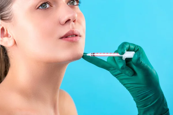 Hermosa cara de mujer y manos esteticistas con jeringa. El médico hace la inyección cosmética. concepto de belleza limpia — Foto de Stock