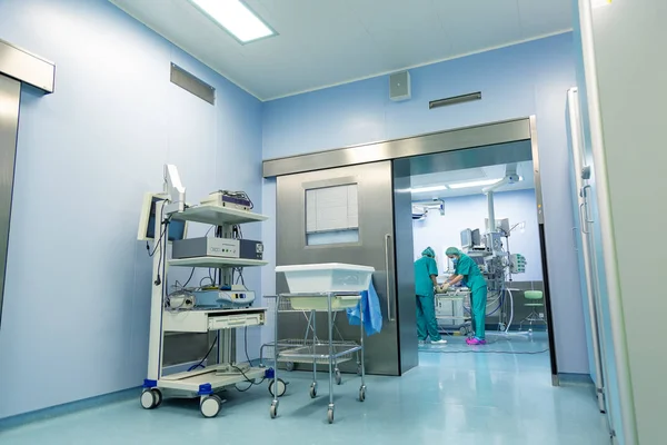 Χειρουργοί ομάδα εργασίας στο νοσοκομείο, λειτουργούν δωμάτιο — Φωτογραφία Αρχείου