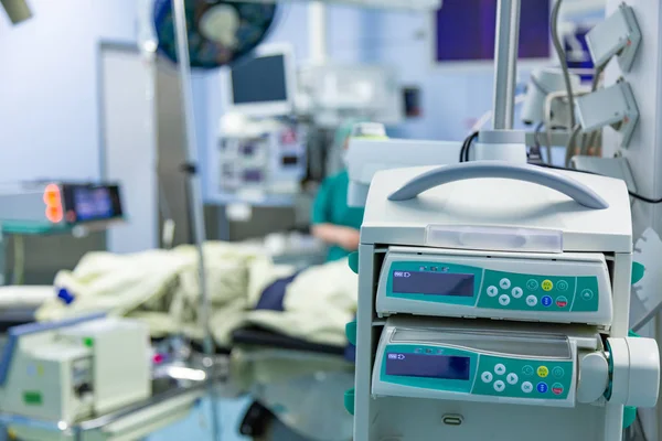 Apparatuur en medische hulpmiddelen in de operatiekamer moderne kunst verlichting meenemen en blauw filter. Elektronisch apparaat in de operatiekamer. — Stockfoto
