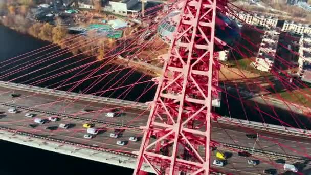 Vista aérea do marco icônico que é a Ponte pitoresca que atravessa o rio Moscou, em Moscou. Tráfego de carros em ponte de cabo-permanecido de cor vermelha durante o dia. 4K . — Vídeo de Stock