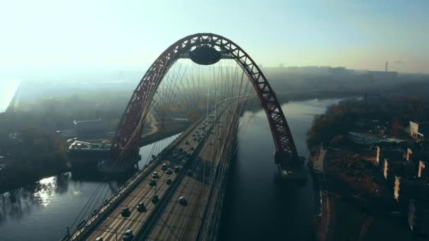 Vue aérienne du monument emblématique qu'est le Pont pittoresque qui traverse la rivière Moscou à Moscou. Trafic de voitures sur le pont à haubans de couleur rouge le jour. 4K . — Video