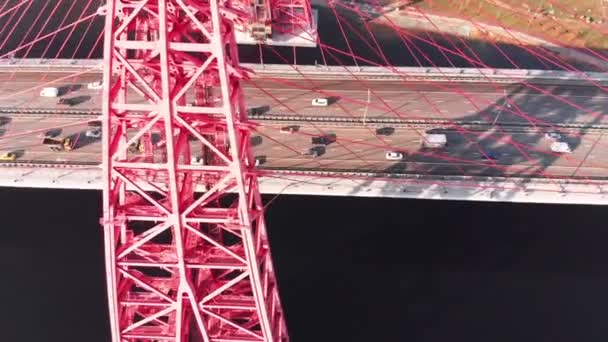 莫斯科河横跨的风景如画的桥, 是标志性地标的鸟图。汽车白天在红色斜拉桥上行驶。4k. — 图库视频影像