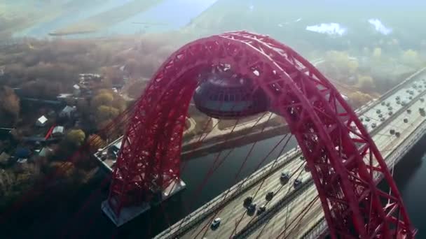 Veduta aerea del punto di riferimento iconico che è pittoresco ponte che attraversa il fiume Mosca a Mosca. Traffico di auto su ponte cavo-rimasto di colore rosso durante il giorno. 4K . — Video Stock