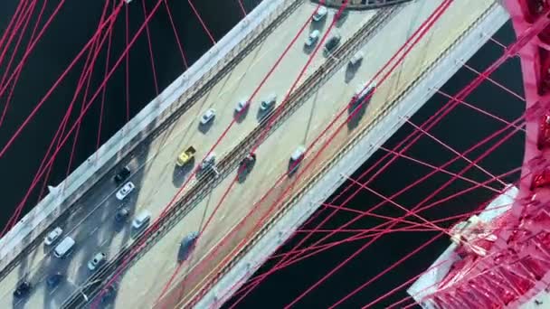 Vue aérienne du monument emblématique qu'est le Pont pittoresque qui traverse la rivière Moscou à Moscou. Trafic de voitures sur le pont à haubans de couleur rouge le jour. 4K . — Video