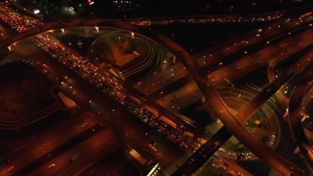 Jonction routière de transport aérien. Route de circulation urbaine moderne la nuit. Transport carrefour routier . — Video