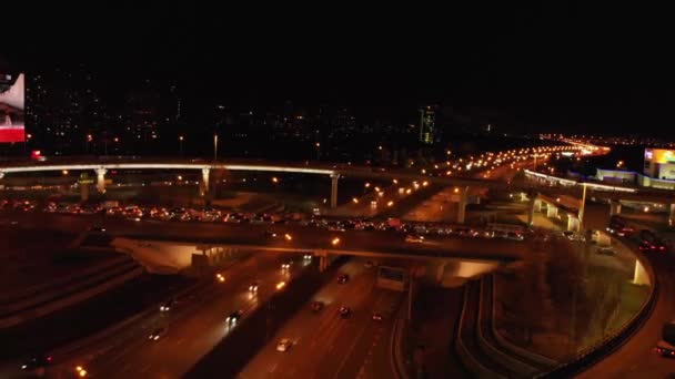 Enlace aéreo de transporte por carretera. Moderna carretera de tráfico de la ciudad por la noche. Transporte cruce por carretera . — Vídeo de stock