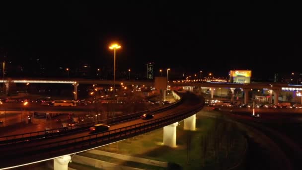 Luftverkehrsknotenpunkt. moderne Stadtverkehrsstraße bei Nacht. Verkehrsknotenpunkt. — Stockvideo