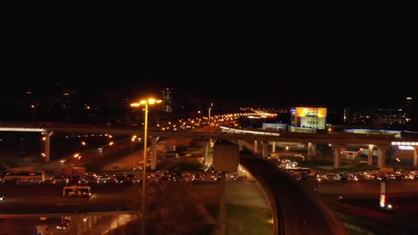 Enlace aéreo de transporte por carretera. Moderna carretera de tráfico de la ciudad por la noche. Transporte cruce por carretera . — Vídeo de stock