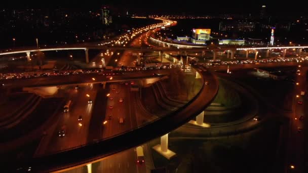 空中輸送道路のジャンクション。夜に近代的な都市交通路。輸送道路のジャンクション. — ストック動画