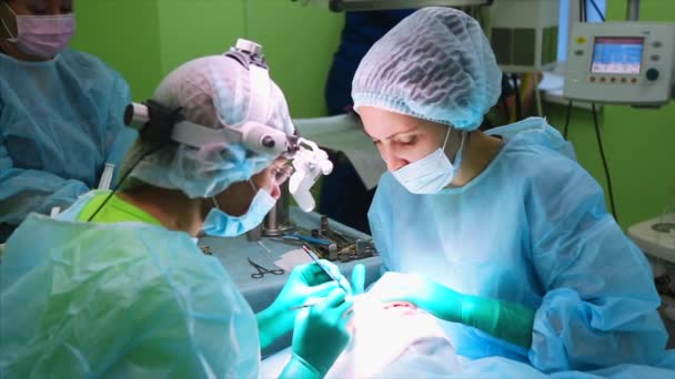 Il chirurgo sta eseguendo un'operazione agli occhi, primo piano. Correzione di. Il dottore fa la blefaroplastica. Operazione in sala operatoria . — Video Stock