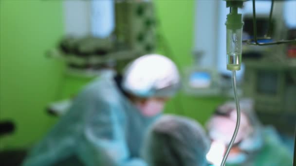 外科医生正在对眼睛进行手术 医生做眼睑成形术 在手术室里操作 运动模糊 — 图库视频影像