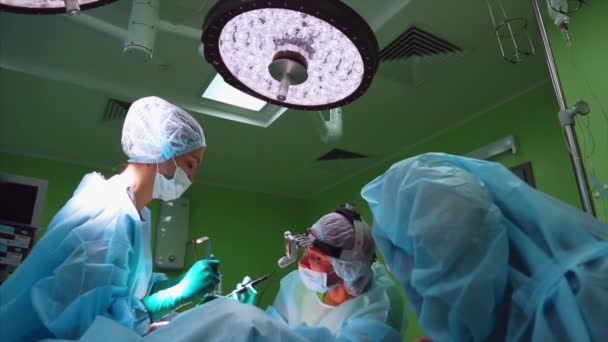 外科医生正在对眼睛进行手术 医生做整形手术 手术室操作 — 图库视频影像