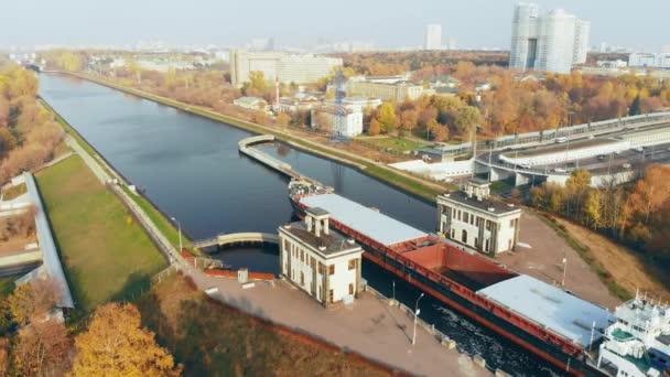 Stavidla na řece. Letecký pohled na člun, loď v řece brány. Pohyb lodí a čluny podél kanálu prostřednictvím brány podzimní slunečný den na řece. — Stock video