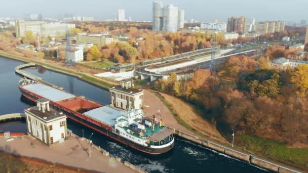 Sluisdeuren op de rivier. Luchtfoto schuit, schip in de rivier gateway. Het verkeer van schepen en boten langs het kanaal via de gateway van de rivier in zonnige herfstdag. — Stockvideo