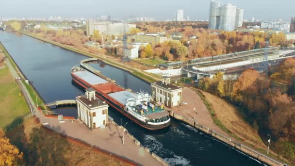 Savak Gates Nehri üzerinde. Havadan görünümü barge, nehir ağ geçidi gemisiyle. Gemi ve mavnalar sonbahar güneşli gün nehir ağ geçidi üzerinden kanal boyunca hareket. — Stok video