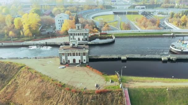 Śluzy na rzece. Widok z lotu ptaka Barka, statek w bramie rzeki. Ruch statków i barek wzdłuż kanału przez rzekę bramę w jesienny dzień słoneczny. — Wideo stockowe